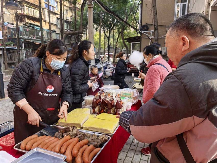 钢花村街道多社区年味浓，邻里欢聚贺新春.docx