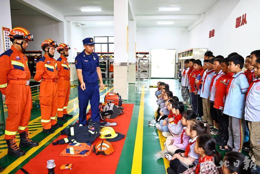 共青团嘉鱼县委开展“红领巾”牵手“火焰蓝”共筑“六一”少年梦主题活动(1).doc