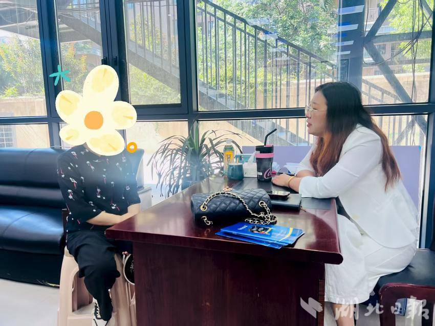 2025.8.11大湾社区巧解居民纠纷，锦旗见证为民初心(1).docx