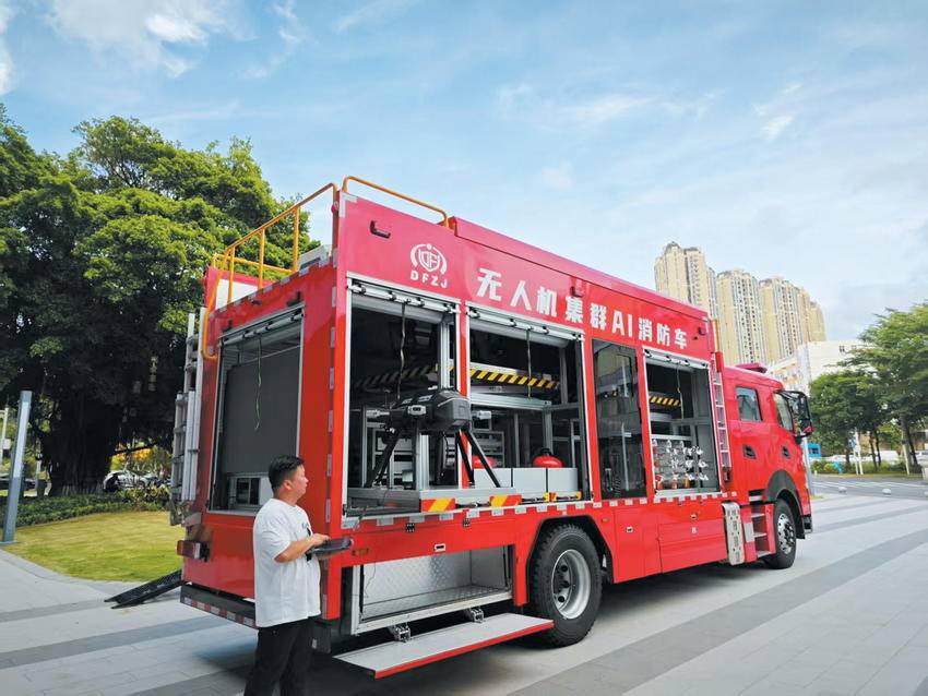 位于茅箭区的深圳东风生产的无人机群AI消防车