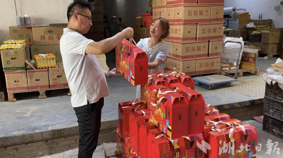 汉口北味道小镇湖北澜馨农业科技有限公司门店“端午礼包”俏销。（记者刘天纵摄）