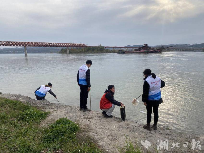 丹江口市委组织部：巡河护岸，争当“小水滴”.docx20241225.docx