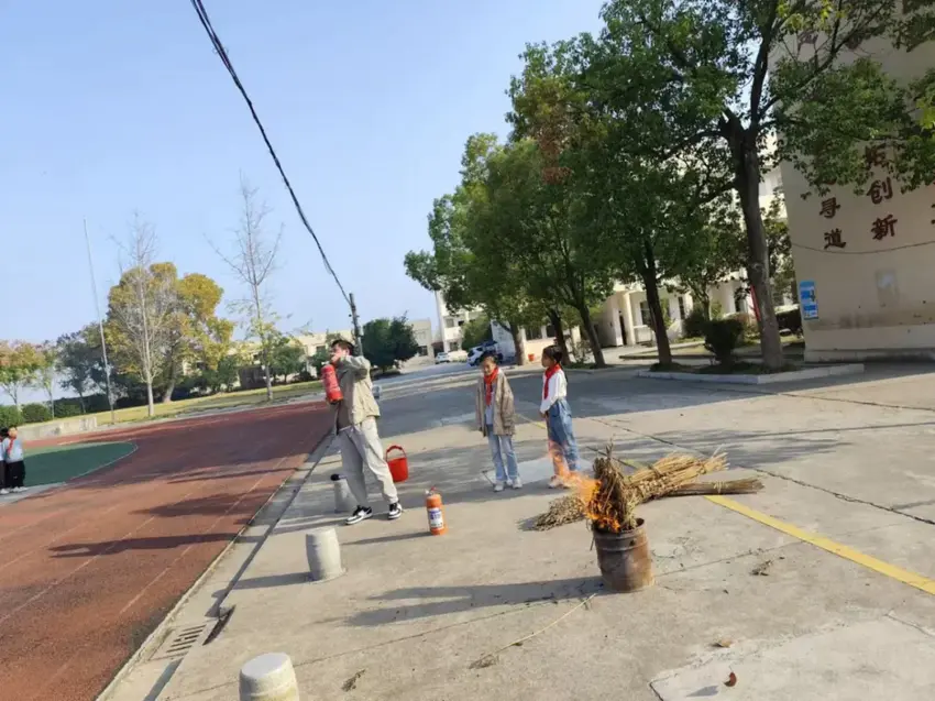 开展消防演练(1).docx