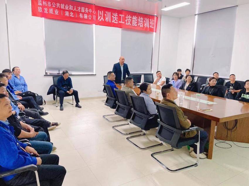 监利市积极推进“以训送工”技能培训.docx