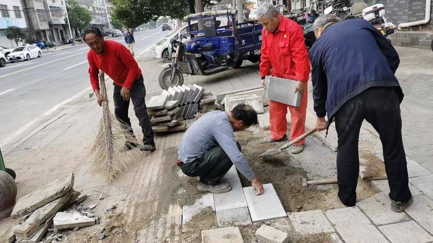 红安县八里湾镇：给城市“舒筋活络”，绣花功夫修补群众幸福感.docx