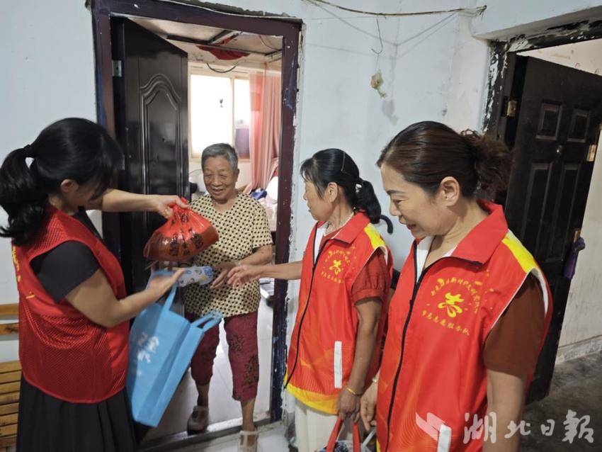 东风路街道：夏日送清凉 关怀暖人心(1).doc