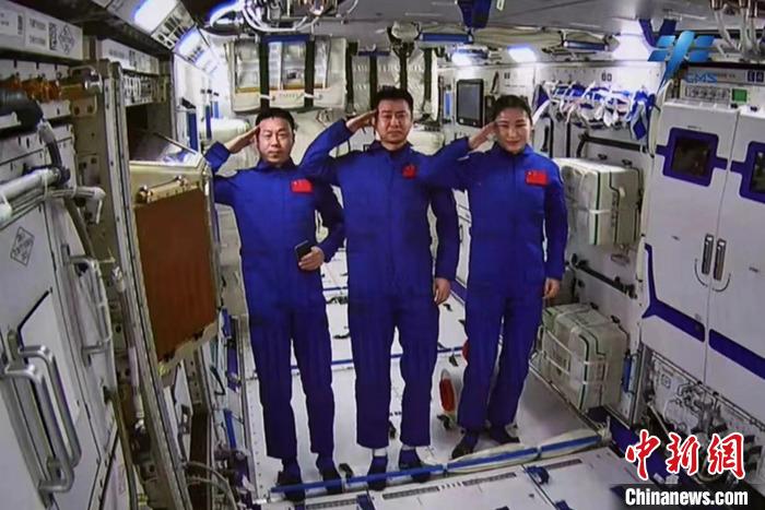 7月25日，据中国载人航天工程办公室消息，神舟十四号航天员乘组于当日10时03分成功开启问天实验舱舱门，顺利进入问天实验舱。这是中国航天员首次在轨进入科学实验舱。图为航天员陈冬(中)、刘洋(右)、蔡旭哲进入问天实验舱。　 <a target='_blank' href='/'>中新社</a>发 中国载人航天工程办公室 供图