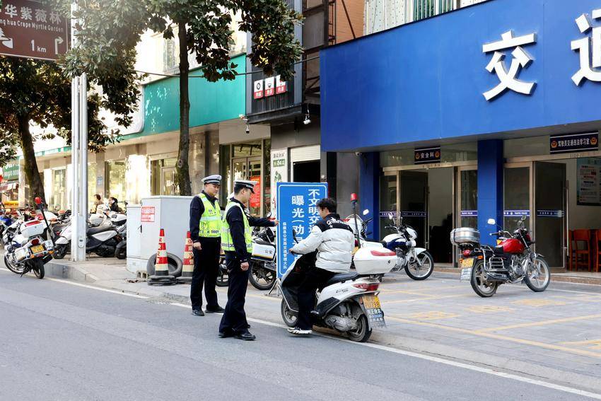 交警拦截违法上路车辆并纠正机动车驾驶员违法行为。