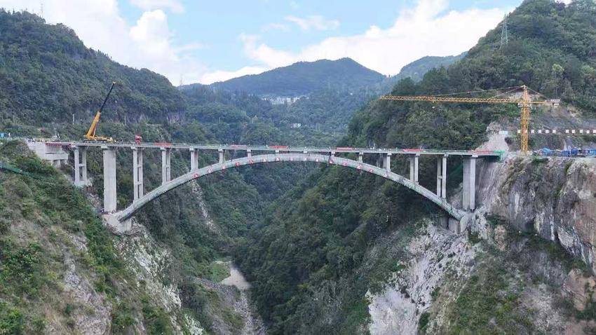 湖北省恩施土家族苗族自治州巴东野三关大桥完成全部T梁架设.docx