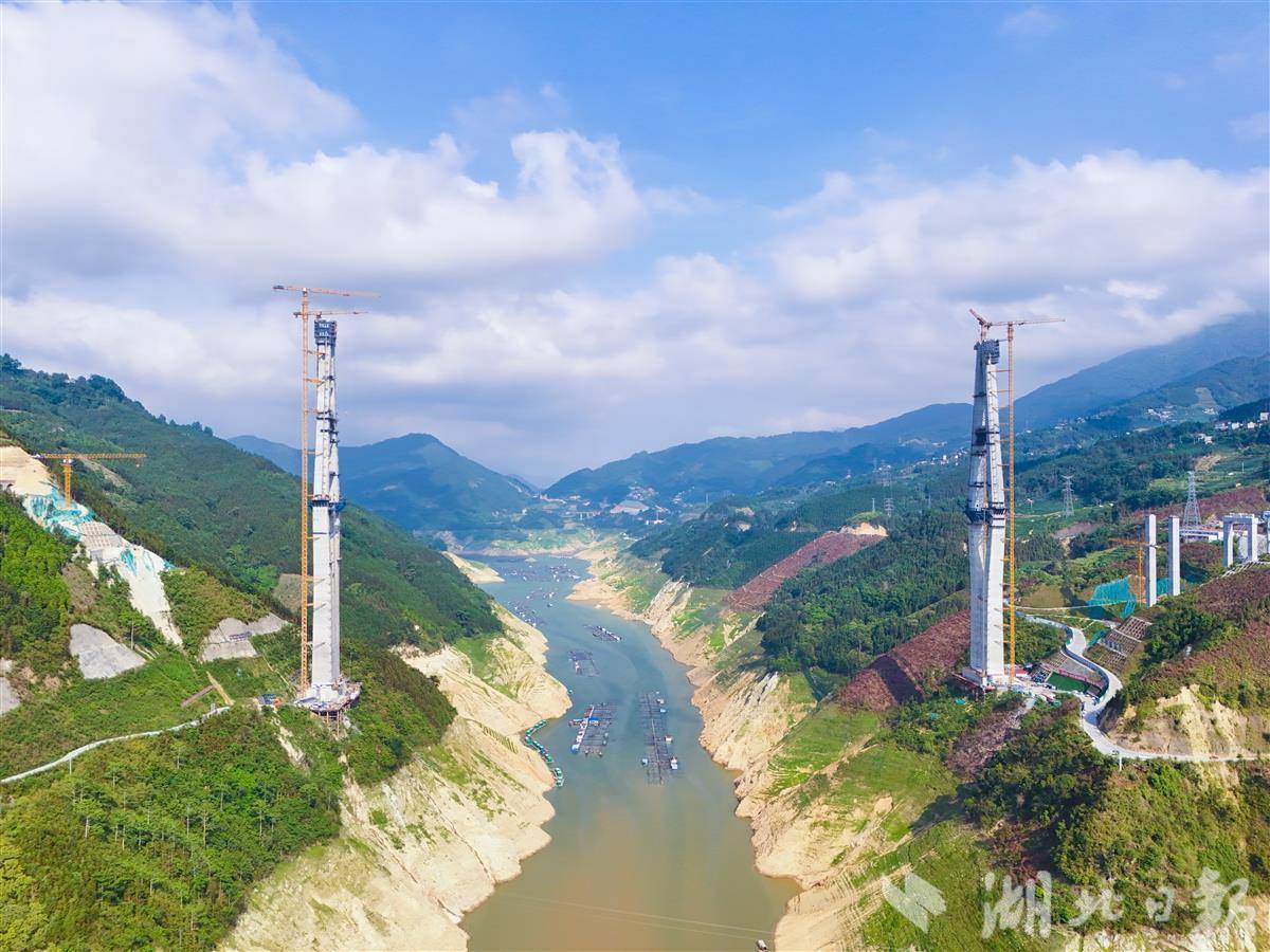 5月26日，天麻高速马鹿塘特大桥主塔封顶。通讯员朱瑜舒摄