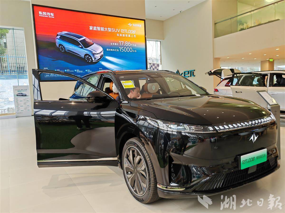 3月1日，东风奕派关山奕风店内，消费者正在看车。（左晨摄）