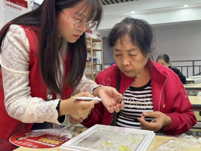 10.23（改1）让非遗文化“走出去”！中外居民制作宋锦珍珠画.docx