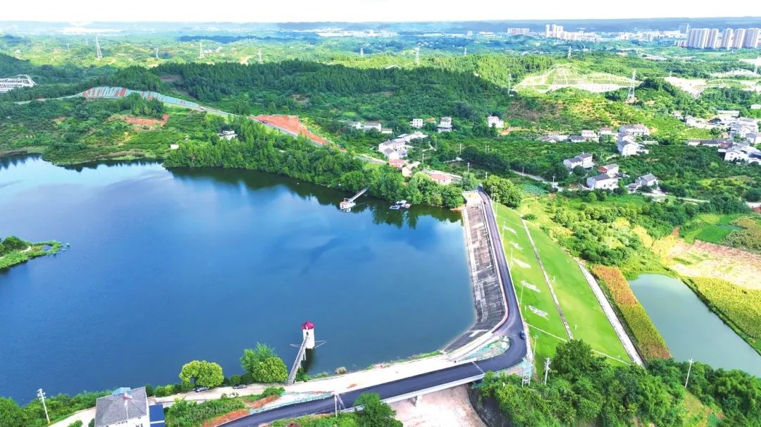 图为已通车的绿心环道蜿蜒于绿水青山之间，成为市民的热门打卡地。 （记者李博言 摄）.jpg