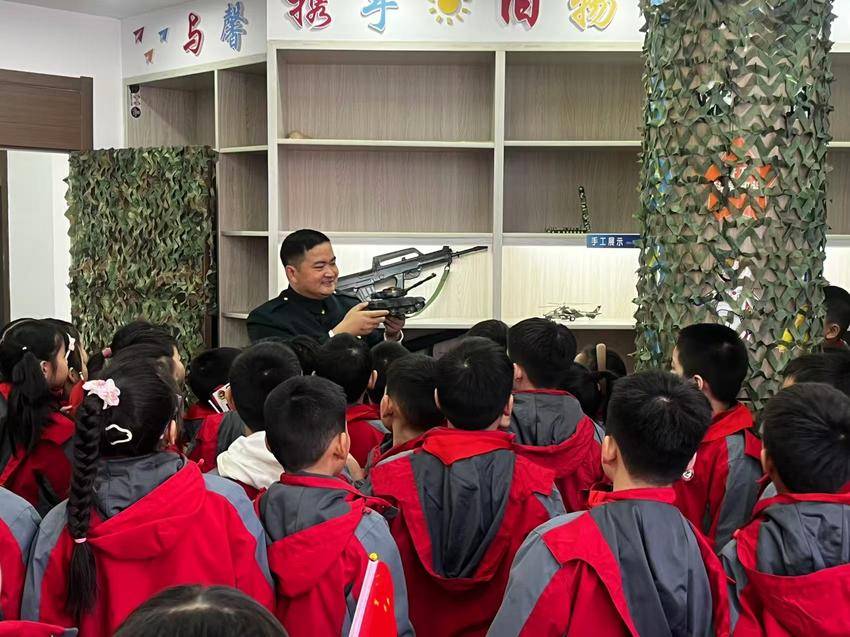 1022东风路街道“东风戎耀”退役军人志愿服务队开展“青春献礼・再走长征”爱国教育活动.doc