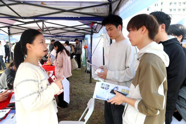 323家企业携近2万岗位聚武职“抢才”：搭建高质量就业桥梁，助力2026届学子踏浪启程.docx