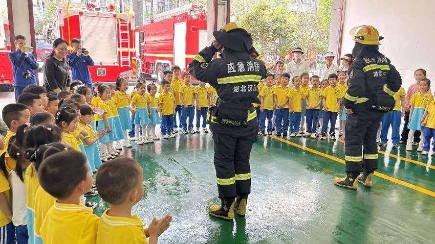 仙桃市育才幼儿走进消防队实践活动.doc