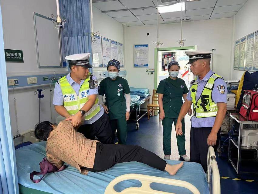 老太突发疾病昏迷倒地 交警紧急送医转危为安