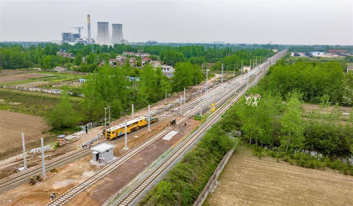 4月20日,俯瞰建设中的华润电力仙桃电厂铁路专用线.