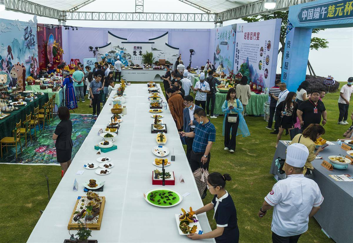 山西农村举办美食大赛，13个团队同作1种小吃万人围观，做的啥|油糕|万荣|糖汁_新浪新闻