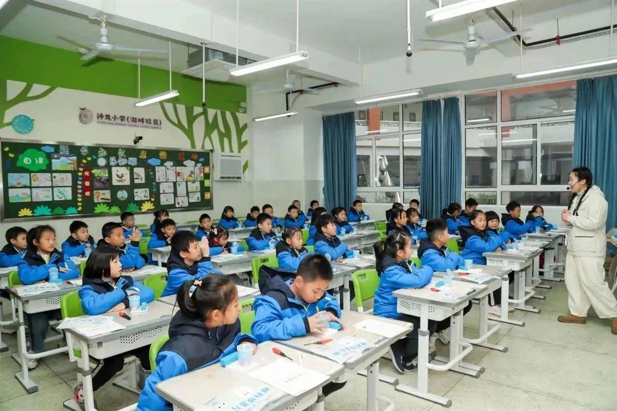 依托基础教育数字化转型 武汉经开区开辟教育发展新赛道 - 湖北日报新闻客户端