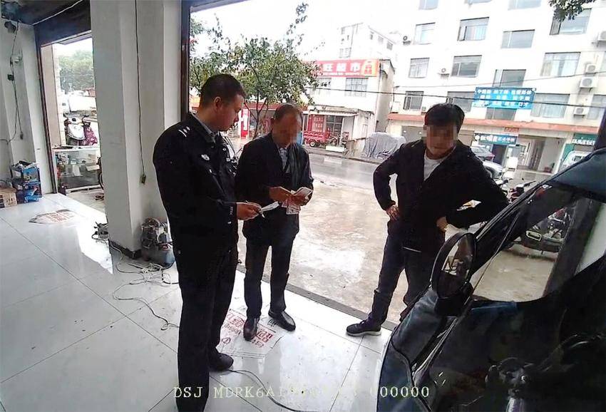 民警帮谢大伯买车（视频截图）
