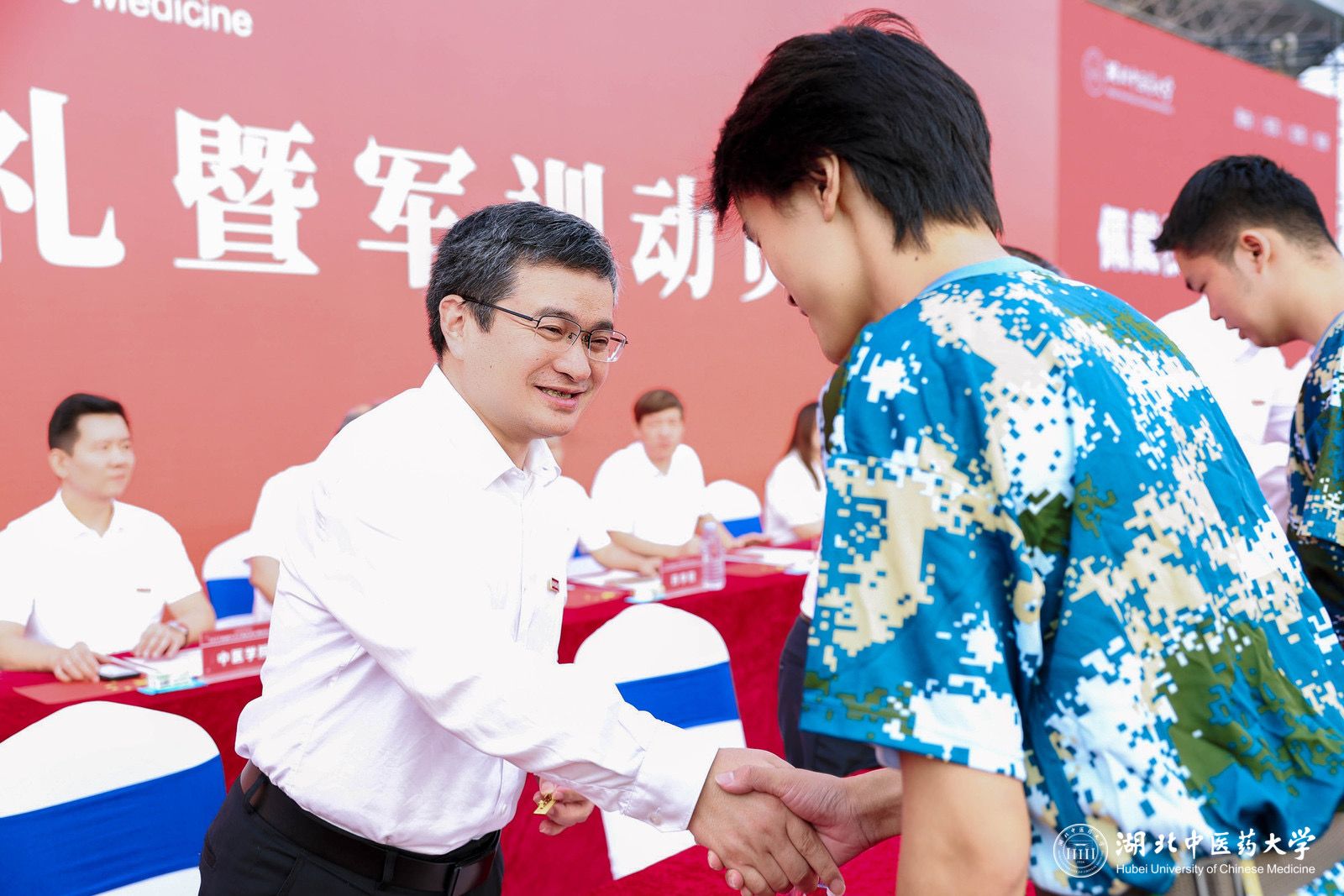 直击现场！湖北中医药大学2025级新生开学典礼暨军训动员大会举行！ - 湖北日报新闻客户端