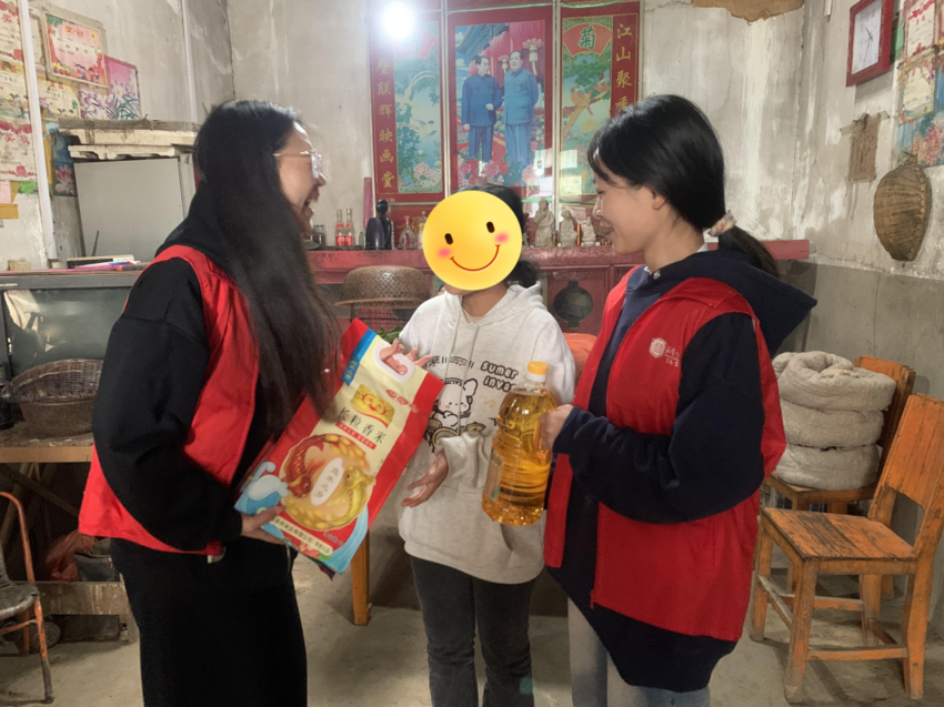 守望红色热土 拥抱红安童心.docx