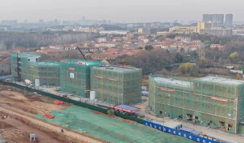 华容区新能源基础设施项目顺利封顶.doc