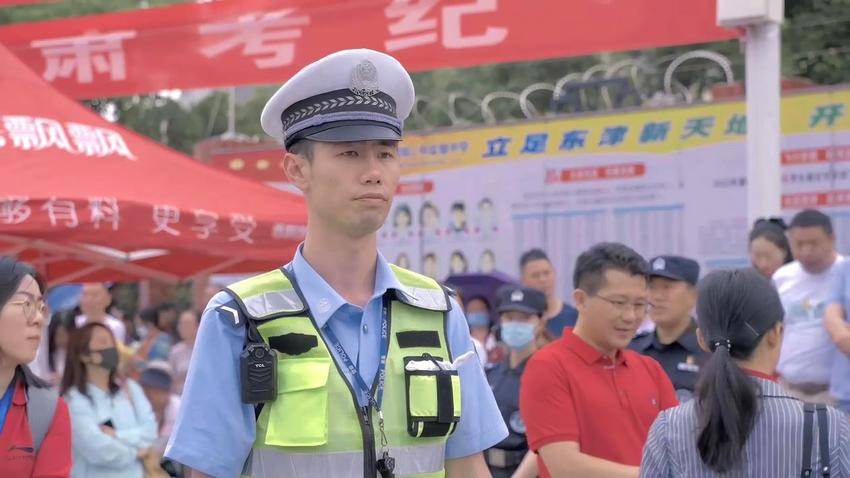 三闯火场 四护生命--从橄榄绿到警服蓝 他的警灯始终为平安闪烁.docx