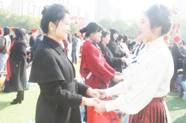 天门中学举行2025届学生成人仪式暨高考誓师大会.docx
