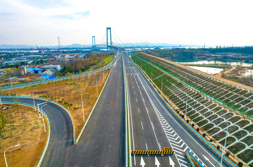 【交通强国】全线首个标段，仪禄高速公路YL-YZ5标项目正式通车.docx