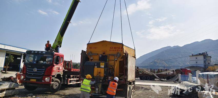 沪渝高速长阳段全力迎战2025首场降雪 多方联动保畅通.doc