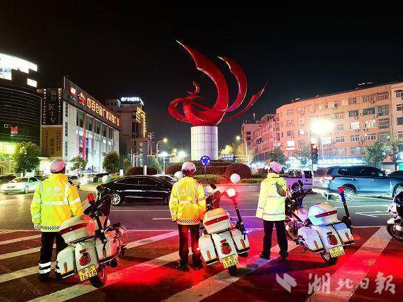 紧盯“四区”“两站” 广水交警着力打造“平安清明” 湖北日报客户端2024-04-07 11:17 湖北日报客户端讯（通讯员王贵生）为严防道路交通事故和严重交通拥堵,着力打造“平安清明”,广水市公安局交警大队早谋划、早动员、早部署，紧盯城市郊区、农村山区、陵园墓区、旅游景区等“四区”和执法服务站、治超站“两站”，确保辖