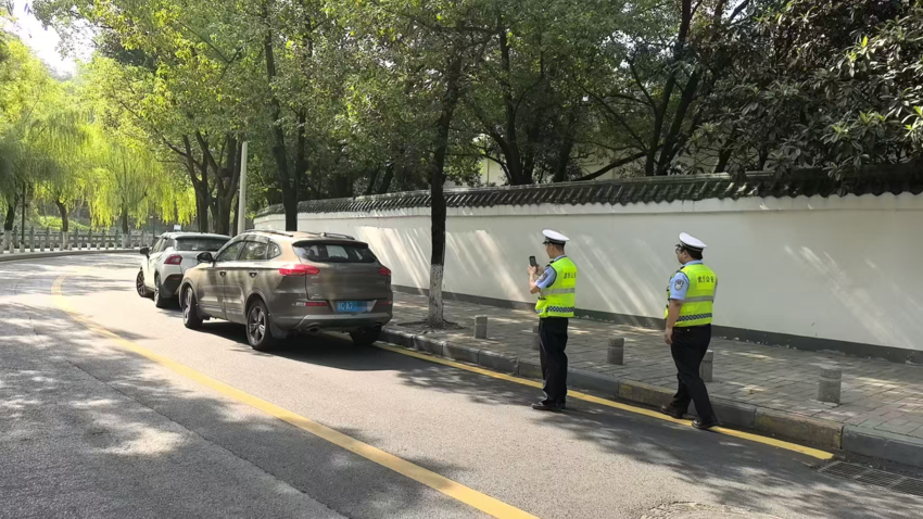 整治违停持续发力 文明停车不“添堵”(1).docx