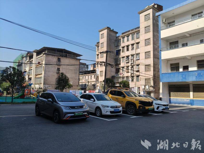 鱼岳镇北街社区磨盘路小区升级改造更宜居.docx