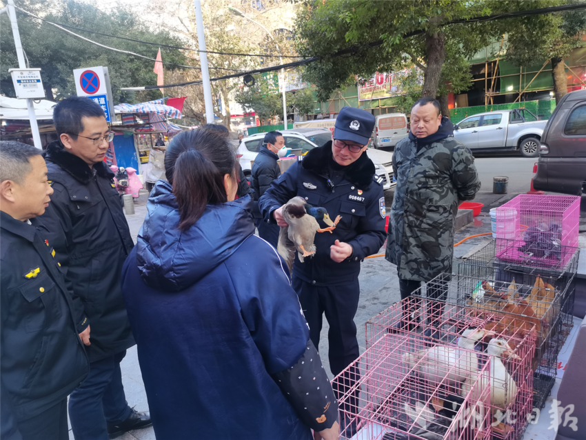 民警在农贸市场检查