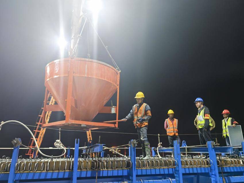 【交通强国】中交二航局南百改扩建项目部梁场首片梁预制成功.docx