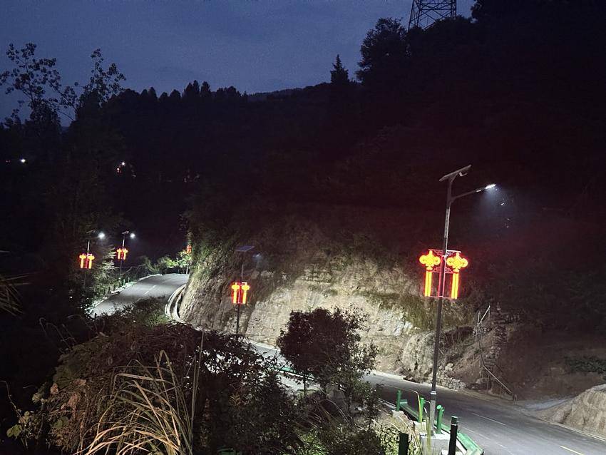 楠木溪村驻村干部：入户听民意 实干解民忧 点亮民心路.doc