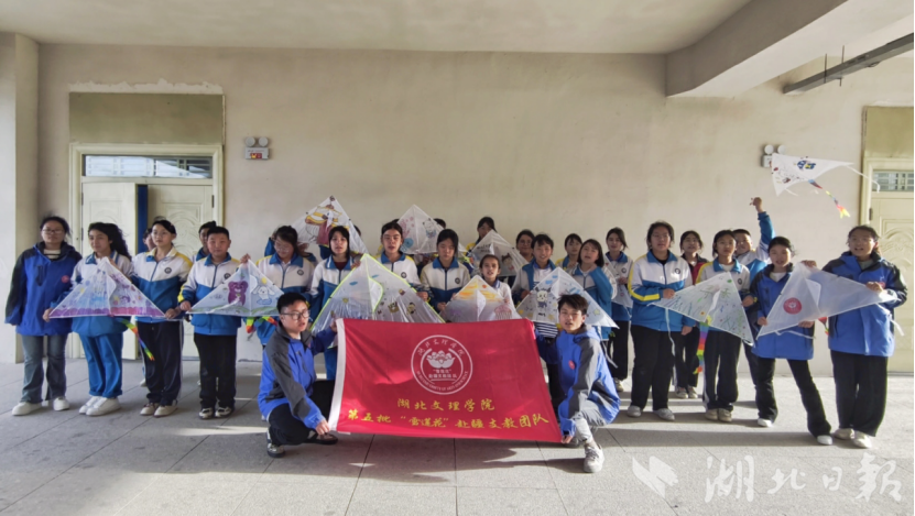 湖北文理学院第五批“雪莲花”赴疆支教团队在精河县第四中学开展风筝传统文化主题活动
