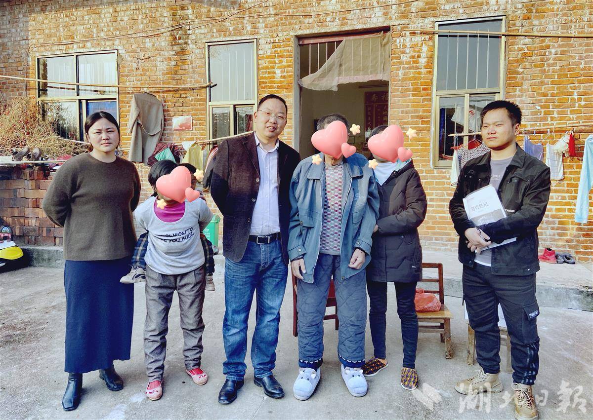 潘凡回访出院患者。