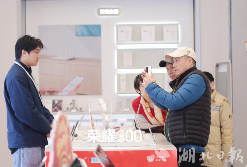 消费者在荣耀湖北线下门店选购手机