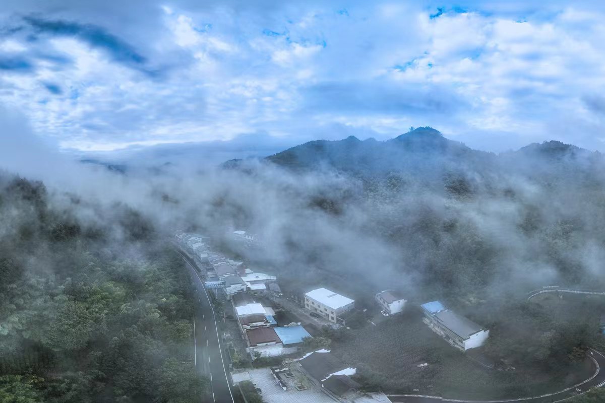 青绿山水画中村