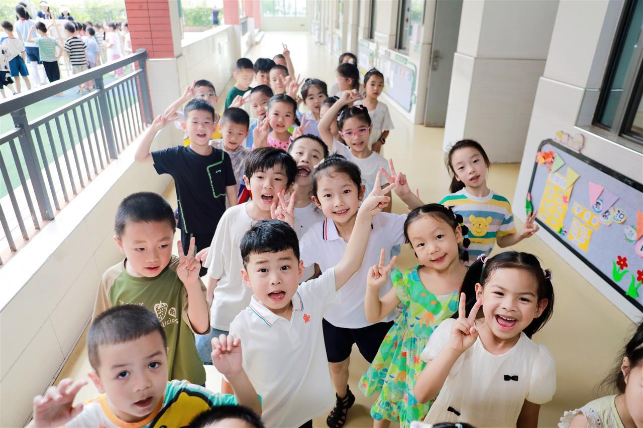 2.光谷十七小-我的新同学.jpg