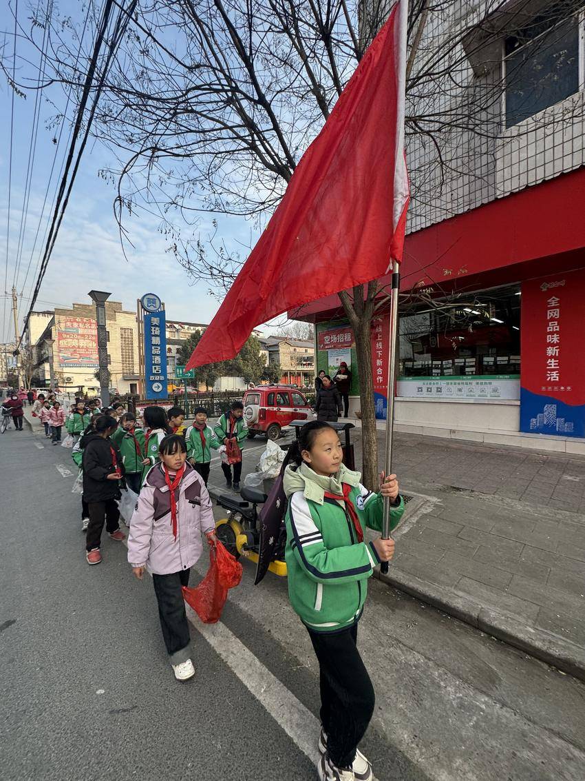 五山镇小学：环保小卫士校外拾荒 青春担当美化城市家园