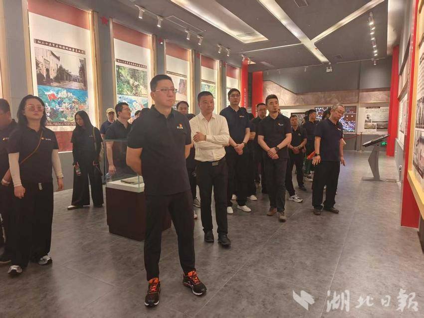 一场别开生面的红色微党课——八维通科技有限公司赴郧西开展党史学习教育.docx