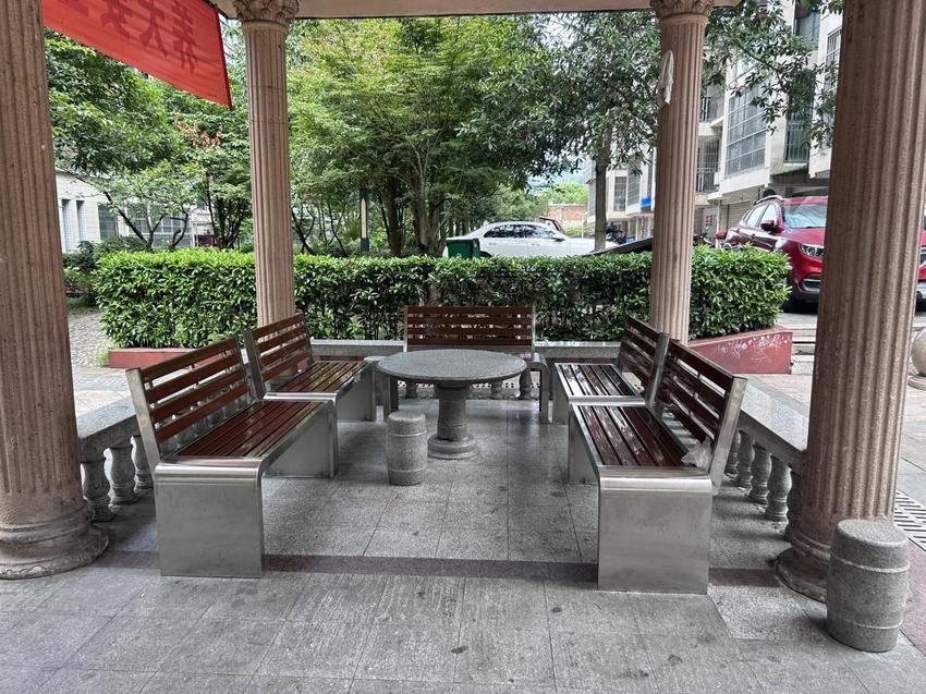 小区添设休闲座椅 贴心服务暖邻里.docx