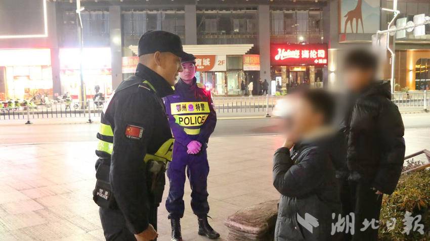 民警提醒小朋友外出注意事项