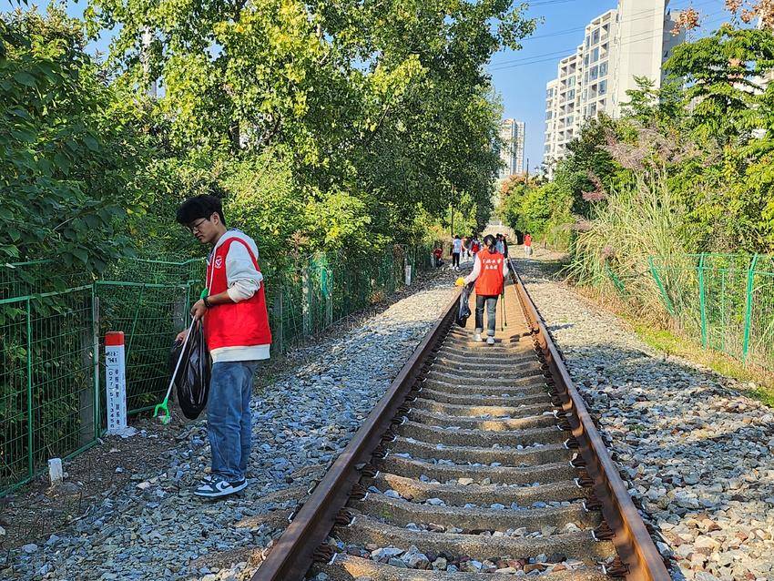 10.31铁路沿线环境整治 共筑清洁美丽“长廊”西陵街道营盘路社区开展铁路沿线环境整治工作.docx