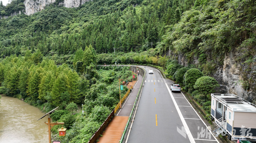 利川腾龙洞旅游公路：从“交通线”到“生态经济链”的实践之路（利川市农路）.docx