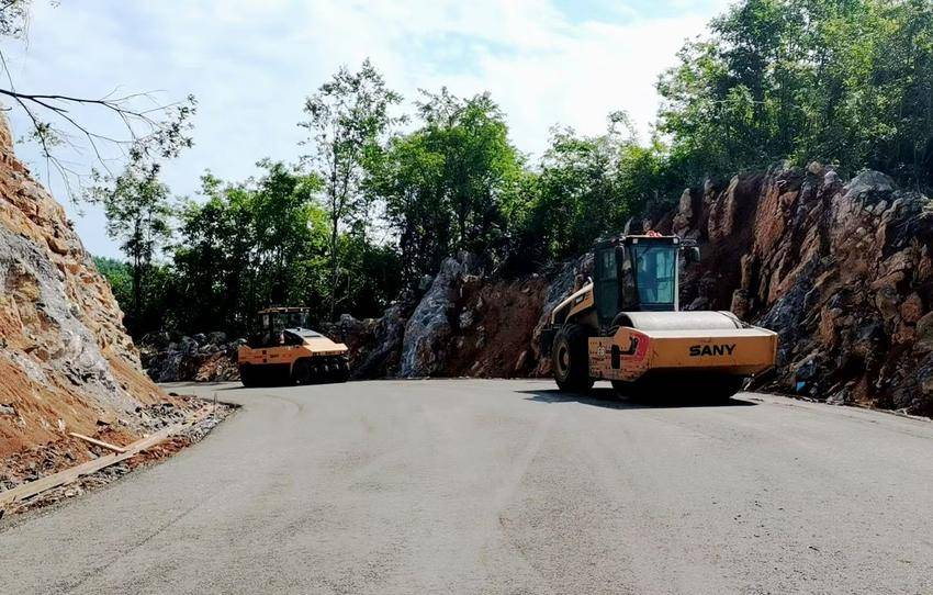 建投集团久通路桥公司完成张家坪抽水蓄能项目配套公路水稳摊铺任务(2).doc
